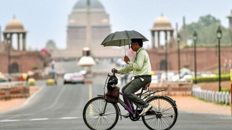 Delhi Sees 35.7°C, Moderate Air Quality; Clear Skies Expected Tomorrow