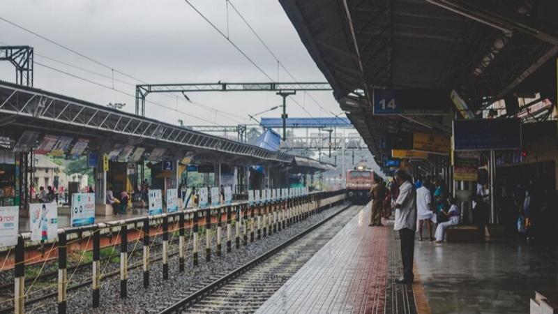 Dense Fog Causes Delays for 27 Trains in Delhi