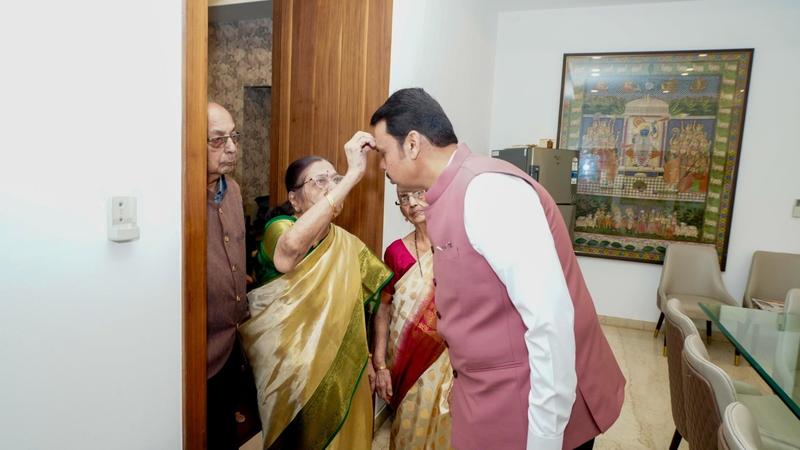 Devendra Fadnavis' First Photo Ahead of Swearing-In, Seeks Mom's Blessings