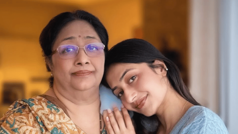 Dhanashree with her mother