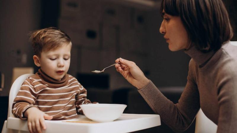 Disadvantages of feeding children by showing them mobile