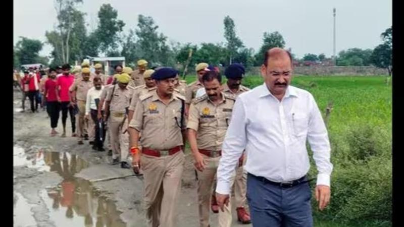 DM VK Singh and SP Alok Priyadarshi reach the site after two girls allegedly committed suicide in Bhagautipur village in Farrukhabad 