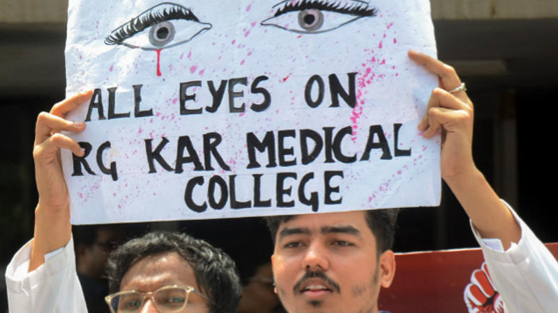 Doctors protesting after woman doctor in Kolkata was raped and murdered