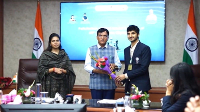 Dr Mansukh Mandaviya honored Chess Olympiad champions