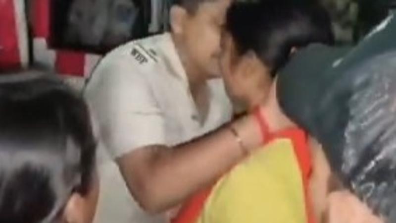  Drunk Female Cop in Bengal Tries to Kiss Woman