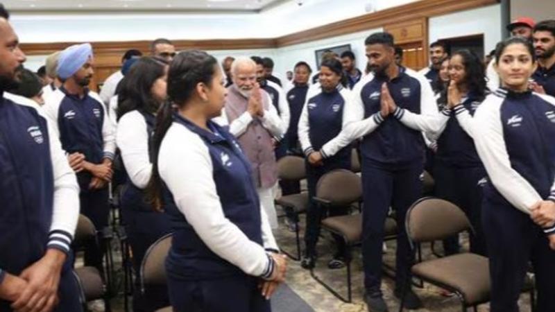 Earlier visuals of PM Modi meeting Indian contingent for Paris Olympics