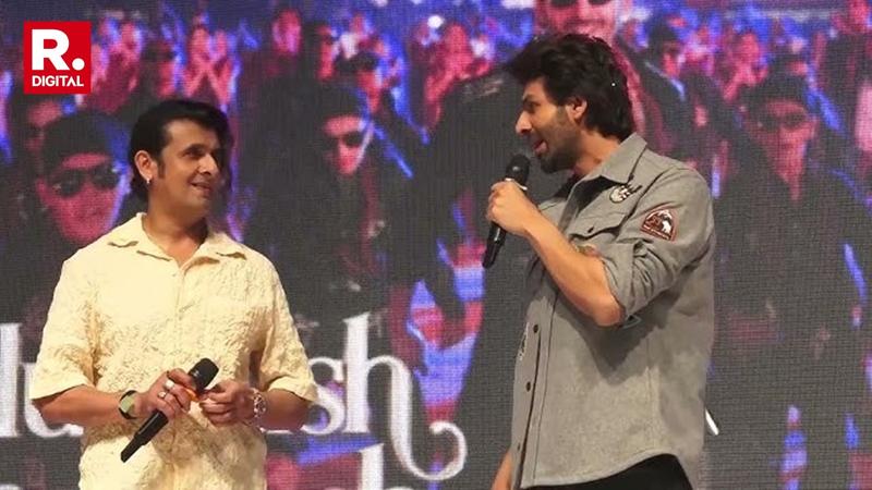 File photo of Sonu Nigam and Kartik Aaryan in Mumbai