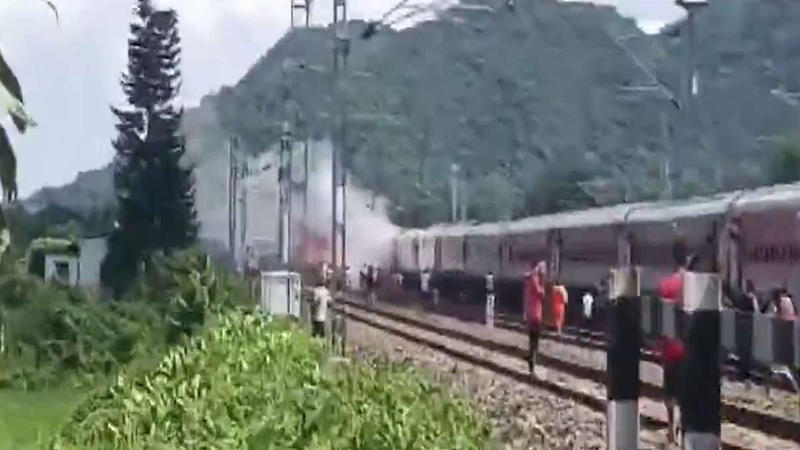 Fire Breaks Out in Coaches of Gandhi Dham Express in Assam's Bongaigaon | VIDEO 