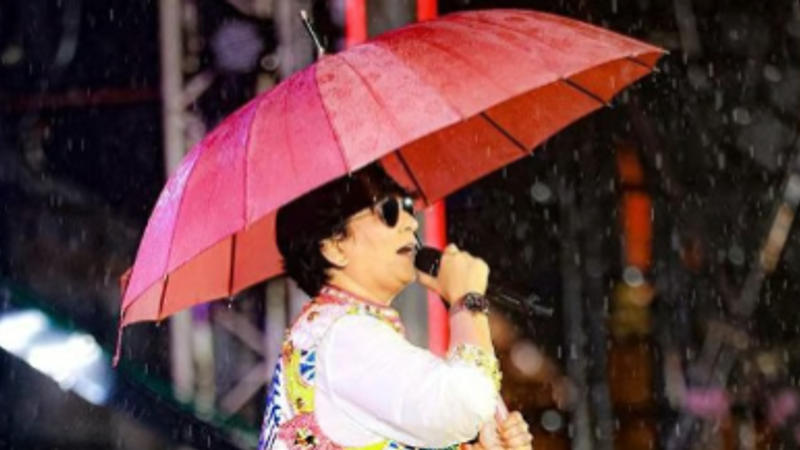 'Garba Queen' Falguni Sings Navratri Melodies Amid Heavy Rainfall