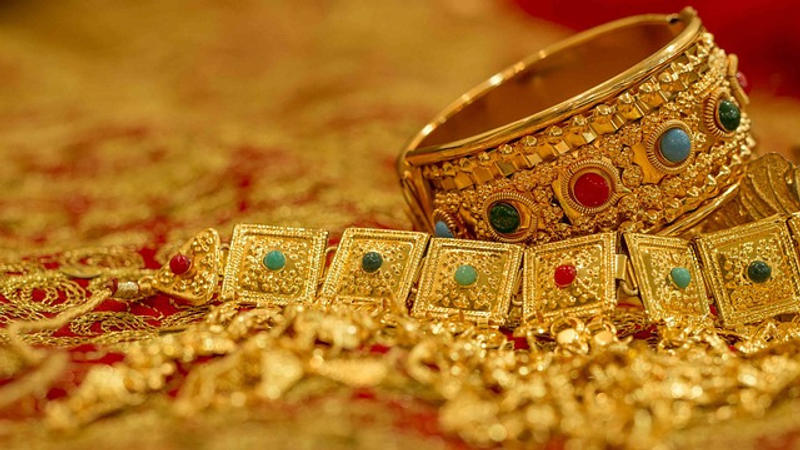 Gold prices slip