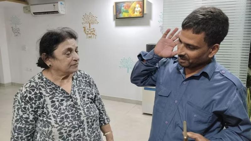 Gurugram auto driver returns woman's bag with diamond pendant