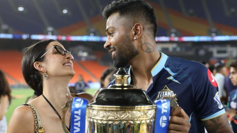 Hardik Pandya and Natasa Stankovic with the IPL Trophy