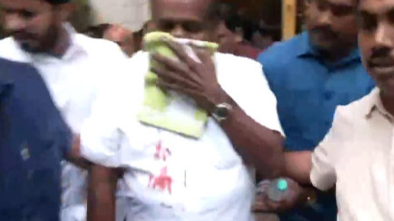 HD Kumaraswamy Rushed To Hospital After His Nose Bleeds Profusely During Press Conference | VIDEO 