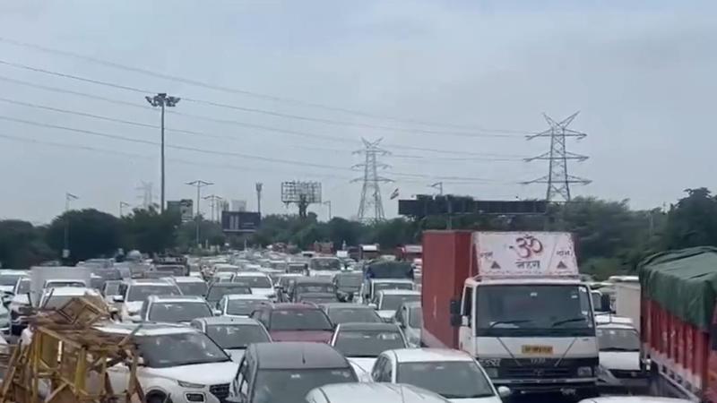 Heavy traffic snarls witnessed at the Delhi Noida Direct Flyway