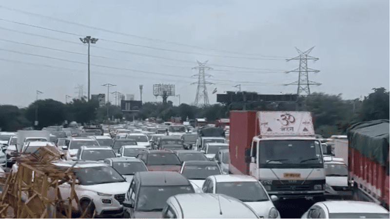 Heavy traffic snarls witnessed at the Delhi Noida Direct Flyway