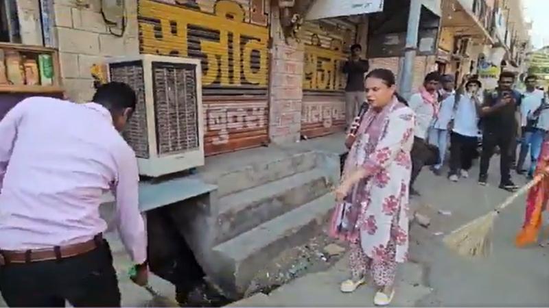 ina Dabi Scolds Shopkeepers Amid Barmer Cleanliness Drive