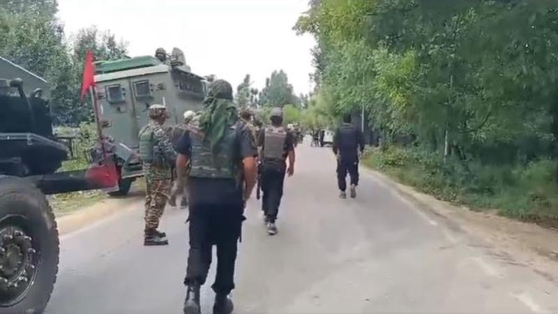 Indian Army Surrounded Terrorist in Kulgam.