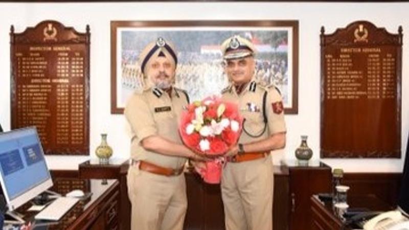 IPS officer RS Bhatti (L) assumes charge as CISF DG