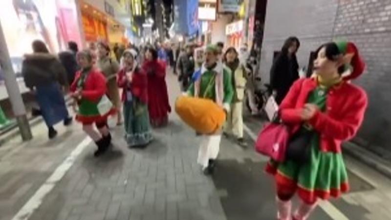 ISKCON Followers in Japan Dress Up as Santa’s Elves, Chant ‘Hare Krishna’ 