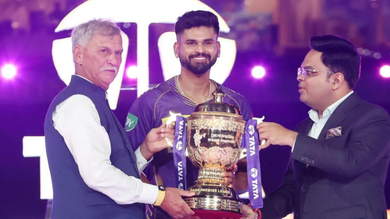 Jay Shah and Roger Binny presents IPL trophy to Shreyas Iyer 