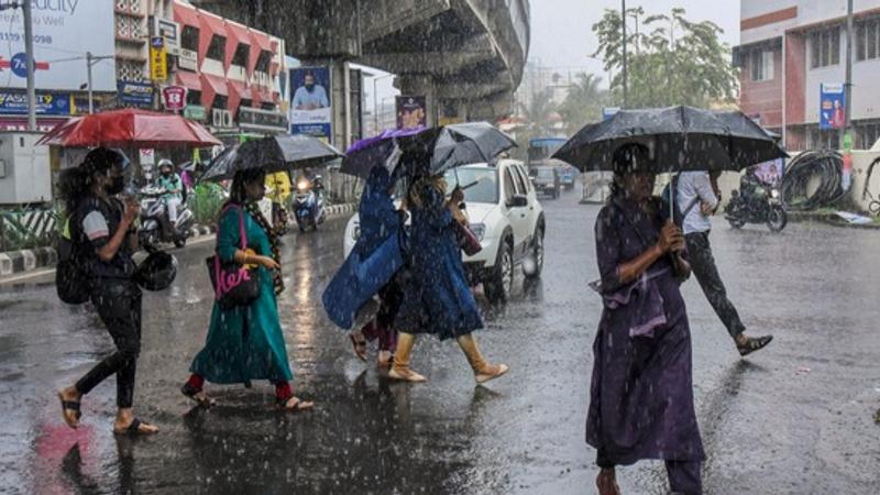 Monsoon LIVE: Severe Waterlogging Causes Traffic Chaos in Mumbai