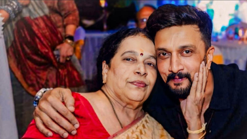 Kichcha Sudeep with his late mother Saroja Sanjeev