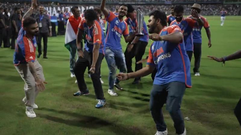 Virat Kohli and Rohit Sharma dancing together