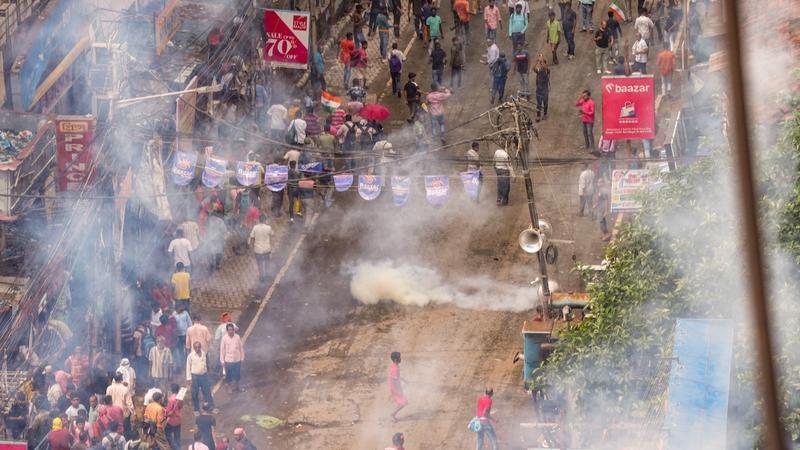 Kolkata Police uses force against students 