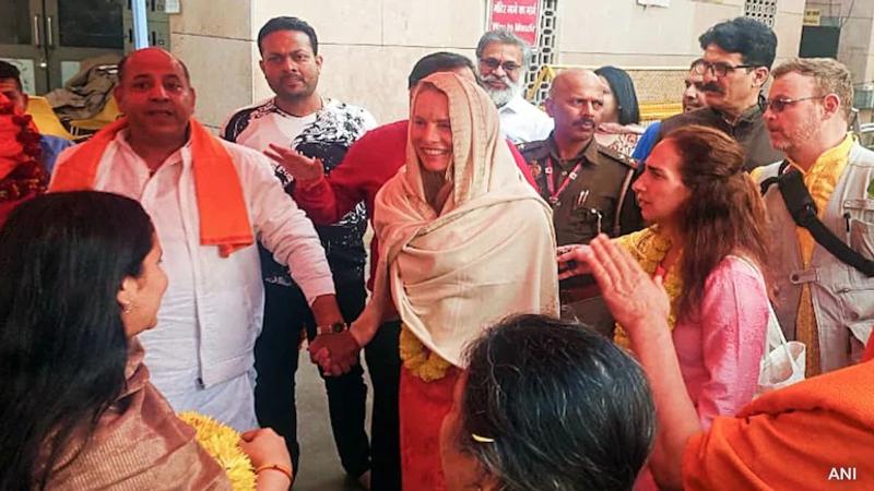  Laurene Powell, Wife of Steve Jobs Visits Kashi Vishwanath Temple Ahead of Maha Khumb 