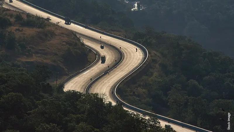 Massive Traffic Jams On Pune-Mumbai Expressway 