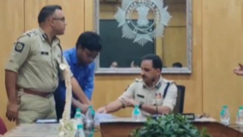 Medics meet police commissioner after 24-hr stay on road, seek his resignation over doctor's murder