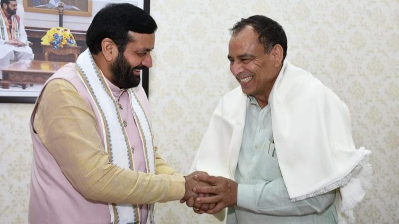 On being appointed as the State President, Mohan Lal Badoli reached the Chief Minister's residence and expressed his gratitude to the Chief Minister Shri Nayab Saini. 