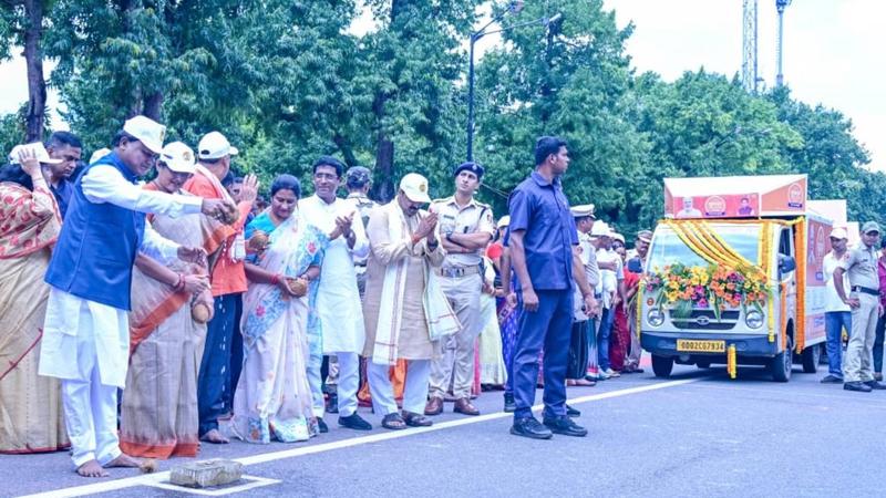 mohan charan majhi flagged off the subhadra yojana rath