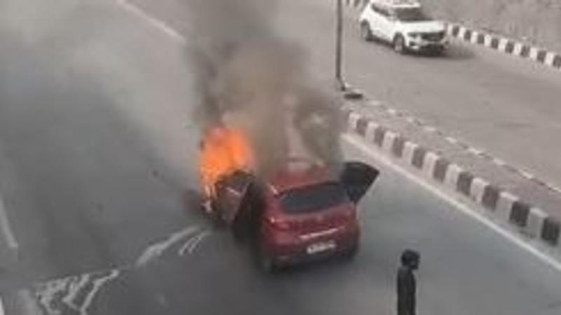 Moving Car Catches Fire Near Dwarka Underpass in Delhi, Traffic Disrupted | Video