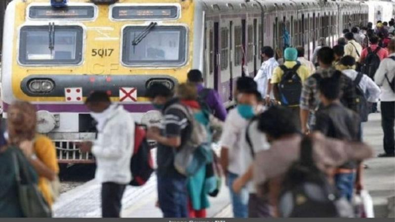 Water logging affects Harbour line services in Mumbai