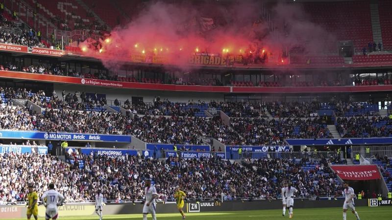 Nantes fans burn flares