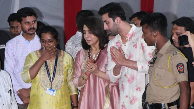 Neetu Kapoor and Ranbir Kapoor at Ganpati Visarjan puja