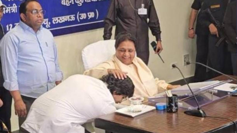 Mayawati blessed her nephew Akash Anand