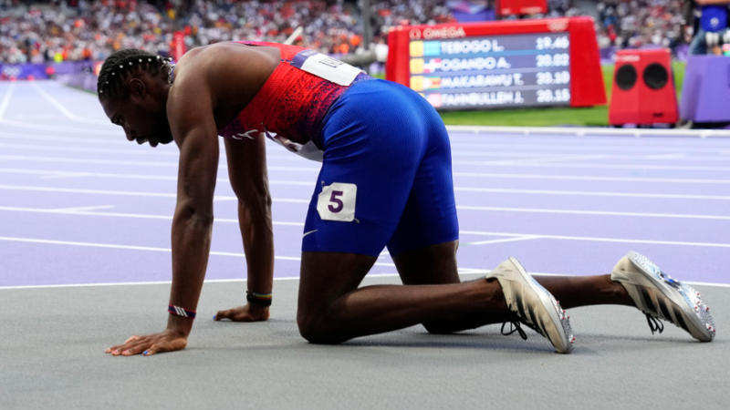 Noah Lyles collapses after getting Paris Olympics bronze