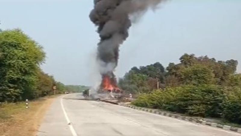 Oil tanker overturns in Amethi, catches fire