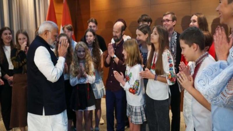 PM Interacts with Ukrainian Students studying Hindi