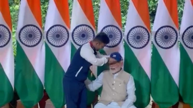 PM Modi meets javelin gold medalist Navdeep Singh 