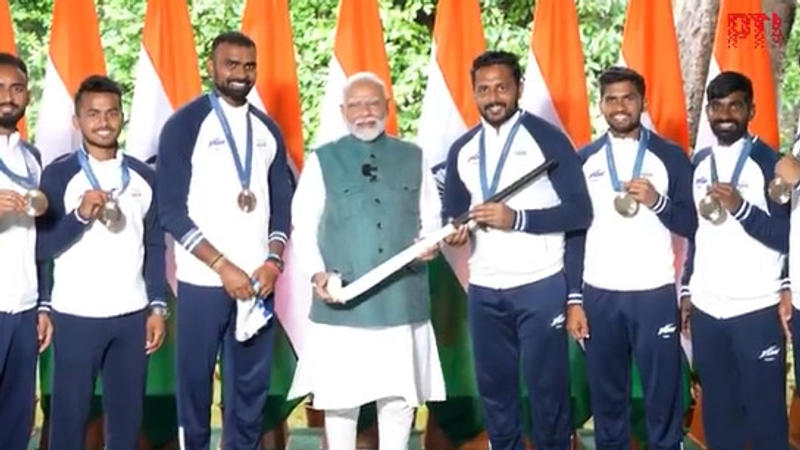 PM Modi Meets Paris Olympics Contingent, Hockey Team Presents Him Signed Stick | VIDEO 