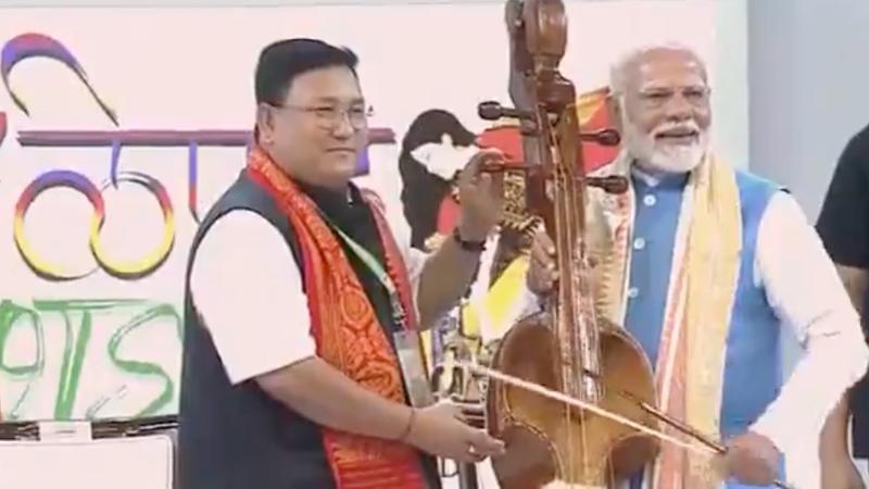 PM Modi plays Sarinda 