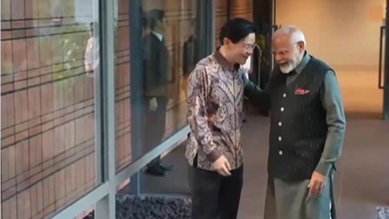 PM Modi receives lavish welcome in Singapore as he meets his counterpart Lawrence Wong | WATCH