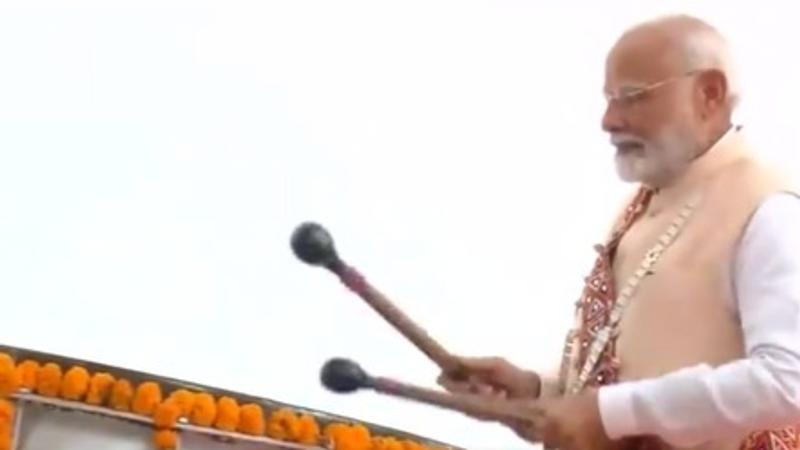 PM Modi Tries His Hands on Dhol in Maharashtra's Washim | VIDEO 