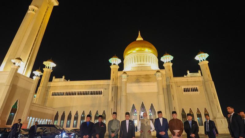 PM Modi visits Omar Ali Saifuddien Mosque in Brunei