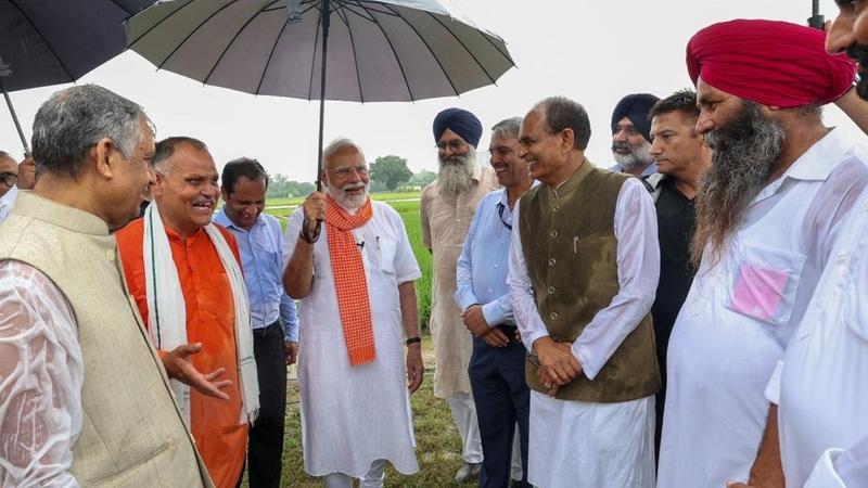 PM Modi with Farmers