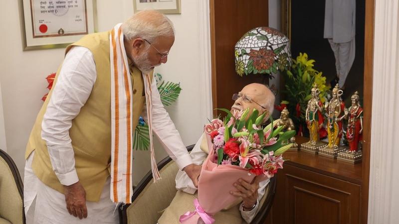 PM Modi with Lal Krishna Advani 