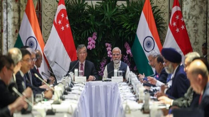 PM Modi with Singapore business leaders